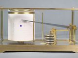 une vitrine en verre avec une horloge à l'intérieur