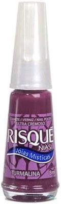 un gros plan d'un flacon de vernis à ongles sur fond blanc