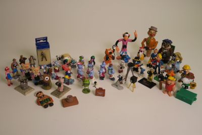 un grand nombre de figurines posées sur une table