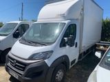 Deux camions blancs sont garés l'un à côté de l'autre sur un parking.