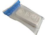 un savon dans un sac en plastique posé sur une surface blanche