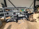 un garage où s'entassent de nombreuses boîtes par terre