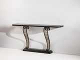 une console noire et dorée en forme de rouleau