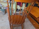 une chaise en bois sur laquelle est collée une étiquette à l'arrière