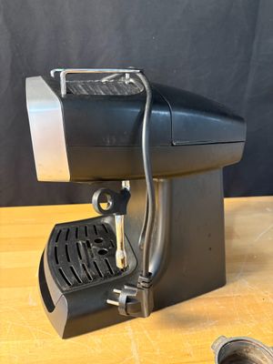 une machine à café posée sur une table