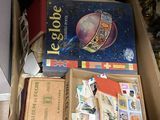 une boîte pleine de livres posée sur le sol