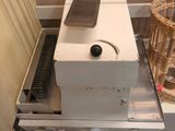 une machine posée sur une table à côté d'un panier