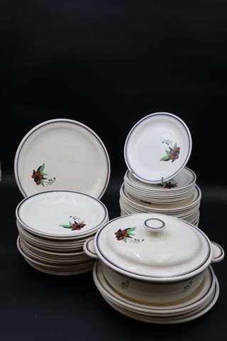 Assiettes plates et creuses, plats, soupière, en faïence « Charbo...