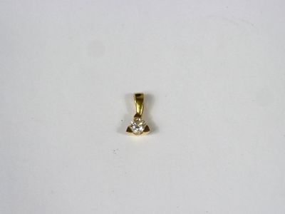 PENDENTIF en or jaune 750 ‰ de forme triangulaire avec un di…