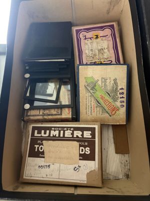 une boîte contenant de nombreux objets