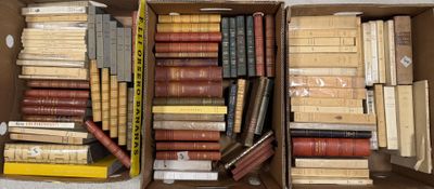 de nombreux livres dans une boîte posée par terre