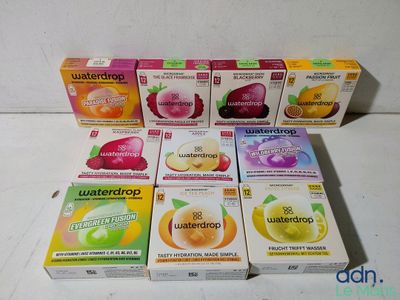 six cartons de boisson aux fruits « Waterdrop » posés sur une table blanche