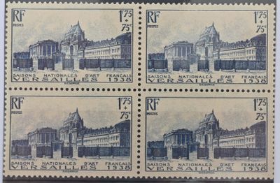 quatre timbres sur lesquels figure l'image d'un grand bâtiment
