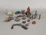 un grand nombre d'objets posés sur une table