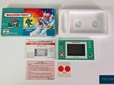 une image d'une Nintendo Game Boy avec sa boîte et son mode d'emploi