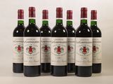 six bouteilles de vin rouge sont alignées sur une surface blanche