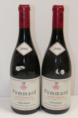 deux bouteilles de vin posées sur une table l'une à côté de l'autre
