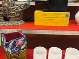 plusieurs vases différents sur une étagère dans un magasin