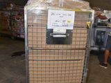 un chariot contenant de nombreux cartons dans un entrepôt