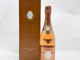 une image représentant une bouteille de champagne à côté d'une boîte