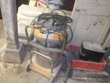 une machine posée par terre à côté d'un tas de sacs