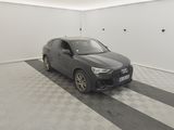 La nouvelle Audi QX est garée dans le garage.