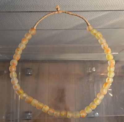 GHANA Collier en perles de verre dites Krobo