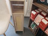 une chaise placée à côté d'une bibliothèque dans une pièce