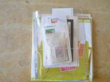 une pile de papiers et un stylo posés sur une table