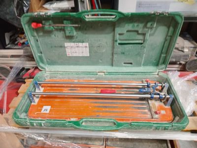 une mallette verte contenant des outils, posée sur une table