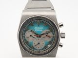 une image représentant une montre argentée avec un cadran bleu sur un fond blanc