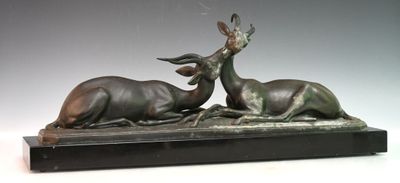 sculpture en bronze représentant deux cerfs couchés sur un socle en marbre