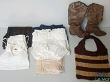 quatre paires de bottes, un sac, un sac à main et un pantalon