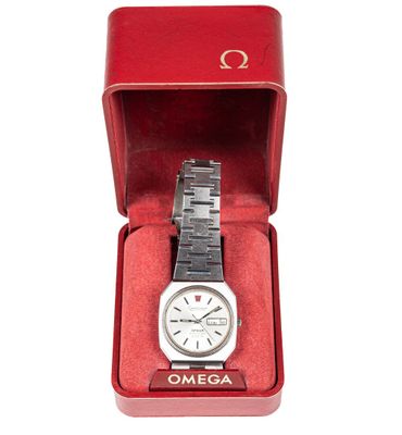l'image d'une montre dans un coffret rouge sur fond blanc