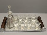 un plateau en argent sur lequel sont posés des verres et une carafe