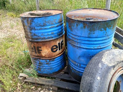 deux tonneaux bleus posés sur une charrette