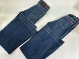 deux paires de jeans Levi's sur fond blanc