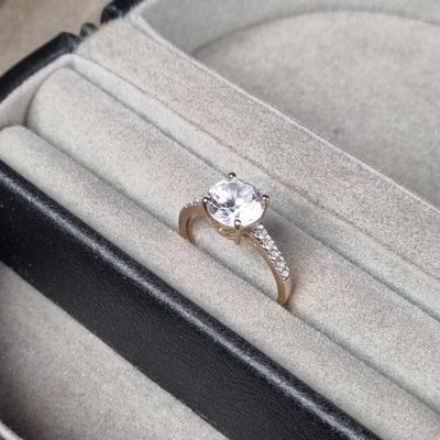 une bague posée dans une boîte par terre