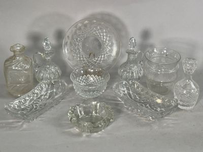 un grand nombre d'objets en verre posés sur une table