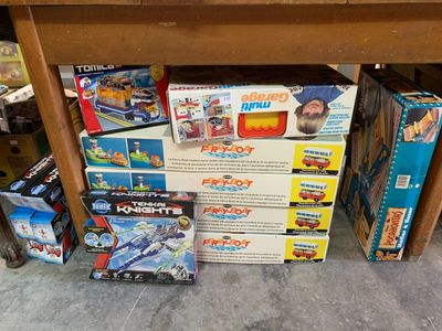 Lot de jouets divers : ferry boat, Pocahontas et divers