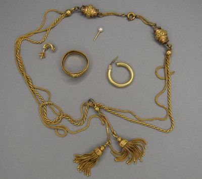 des bijoux en or, notamment une bague, un collier et un bracelet