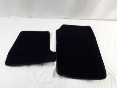 une paire de tapis de sol en moquette noire pour une voiture