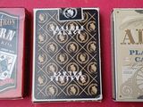 trois cartes à jouer posées côte à côte sur une table