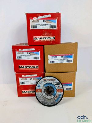 une pile de cartons contenant différents types de meules, empilés les uns sur les autres