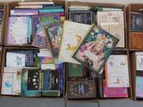 une boîte remplie de livres posés sur le sol