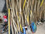 beaucoup de pelles et de balais dans une pièce