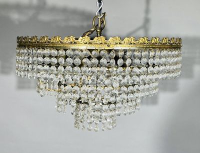gros plan d'un lustre suspendu au plafond