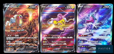Trois cartes Pokémon différentes sont représentées en rangée sur un fond noir.