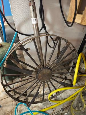 une photo d'une roue posée dans une pièce