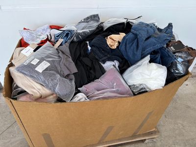 une boîte en carton remplie de vêtements et d'autres objets
